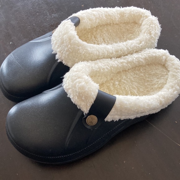 NWT! Clogs with fleece - Picture 3 of 6